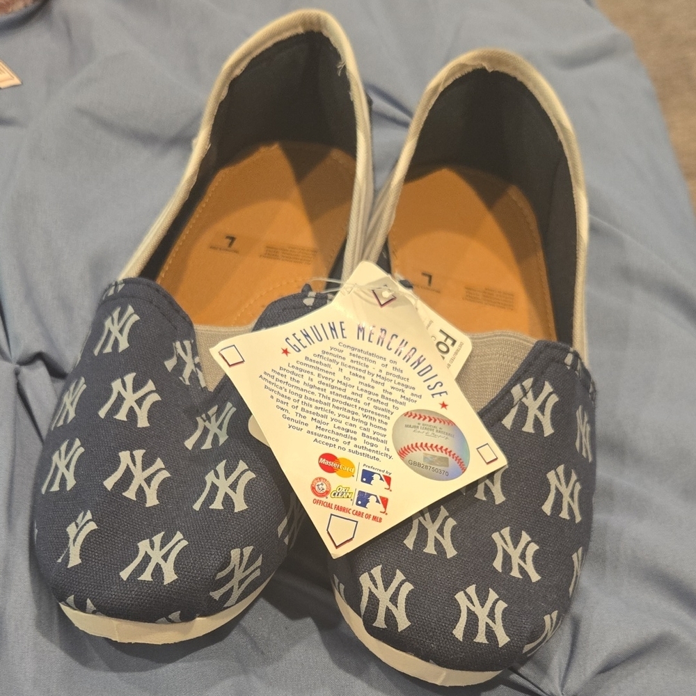 Womens NY Yankees Shoes Large NWT